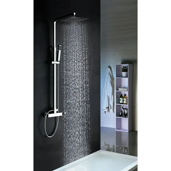 Imex Nantes Sistema de ducha - Con grifo monomando, Distancia entre orificios: 15 cm, Número de tipos de chorro: 1 ud., Cromo - Ducha de lluvia lujosa con rociador de mano en un baño moderno con azulejos oscuros, asegurando una experiencia de ducha relajante y lujosa.