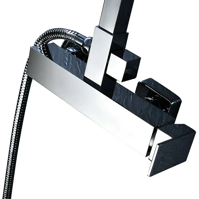 Imex Nantes Sistema de ducha - Con grifo monomando, Distancia entre orificios: 15 cm, Número de tipos de chorro: 1 ud., Cromo - Primer plano de un moderno grifo de ducha cromado con diseño angular y manguera flexible, que combina elegancia y funcionalidad.