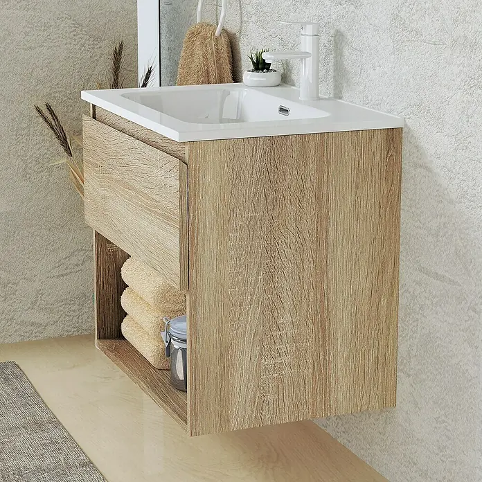 Artysan Conjunto de mueble de baño Vela - Ancho: 60 cm, Natural, 3 pzs. - Primer plano de un moderno mueble de lavabo con aspecto de madera con lavabo y grifo blancos en un baño.