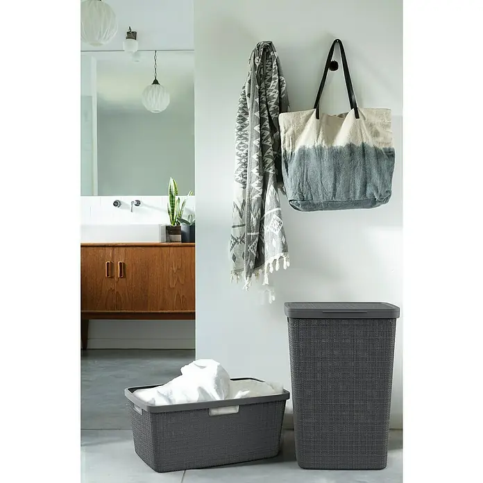 Curver Wäschekorb Jute - L x B x H: 59,4 x 39,4 x 25,6 cm, Anthrazit - Ein Badezimmer mit einem Wäschesammler und einer Wäschebox in stilvollem Design. Der Wäschesammler bietet ausreichend Platz für Schmutzwäsche.