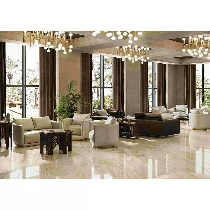 Feinsteinzeugfliese Breccia Diano - 60 x 120 cm, Beige, Glänzend - Luxuriöse Hotellobby mit beigefarbenen und dunkelbraunen Sitzgelegenheiten, goldenen Kronleuchtern, großen Fenstern und poliertem Marmorboden.