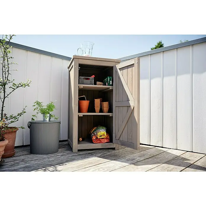 Butenkist Geräteschrank NEELE - 45 x 45 x 85 cm, Warm Grey - Dieses Bild zeigt einen grauen Gartenschrank mit geöffneter Tür, der auf einer Holzterrasse steht und Gartenutensilien enthält.