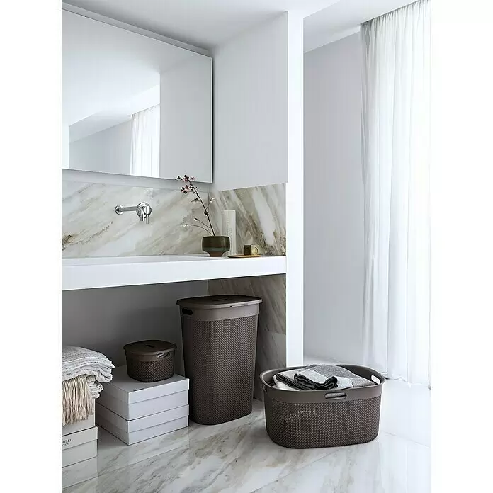 Curver Wäschekorb Filo - L x B x H: 39 x 59 x 27 cm, Cappuccino - Drei dunkelbraune, strukturierte Wäschekörbe stehen in einem modernen Badezimmer, einer mit gefalteten Handtüchern.