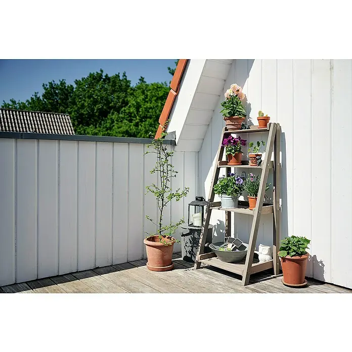 Butenkist Blumentreppe GESA - 40 x 48 x 105 cm, Nadelholz, Warm Grey - Aussenaufnahme eines dreistufigen Holzregals mit Topfpflanzen, das eine dekorative und funktionale Gartengestaltung im Freien zeigt.