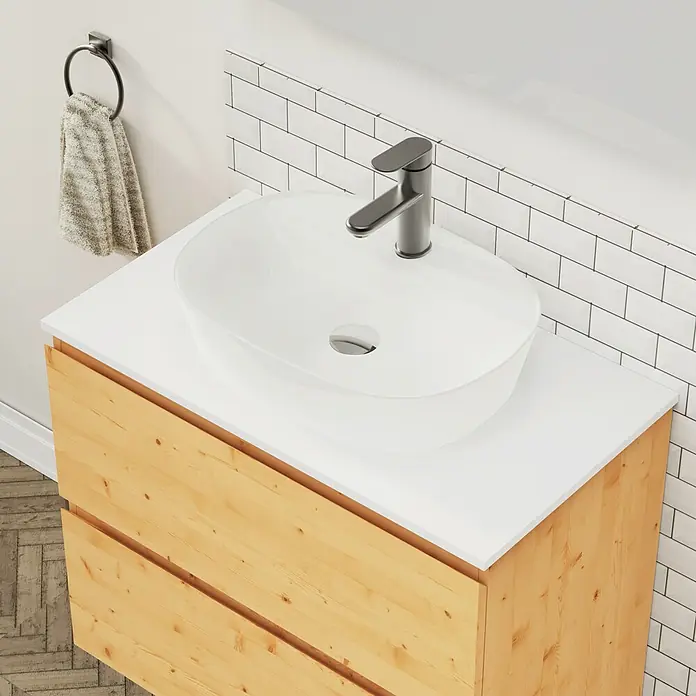 Artysan Conjunto de mueble de baño Troy - Ancho: 80 cm, Pino, 4 pzs. - Detalle de un moderno tocador con base de madera, lavabo de encimera blanco y grifo elegante.