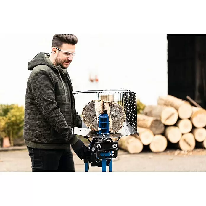 Scheppach Holzspalter LS700UG mit Untergestell - 7 t, Max. Spaltgutlänge: 52 cm - 200 mm - Blauer und schwarzer Holzspalter aus Metall, der einen dicken Baumstamm spaltet, bedient von einem Mann mit Schutzbrille.