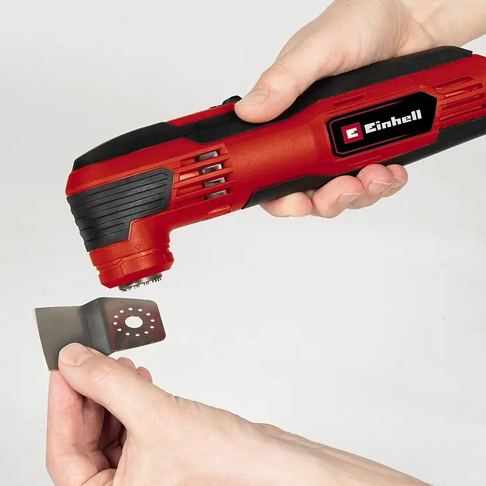 Einhell Elektro-Multifunktionswerkzeug TC-MG 250 CE - 250 W - Nahaufnahme des Einhell Multifunktionswerkzeugs mit auswechselbarem Aufsatz, ideal für Renovierungs- und Ausbauarbeiten.