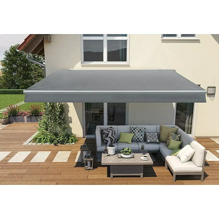 Solid Elements Gelenkarmmarkise Berlin solar - Grau, Breite: 3,5 m, Ausfall: 2,5 m - Graue Markise über einer Terrasse mit Gartenmöbeln. Sie bietet Schatten und Schutz vor Sonne und Regen.