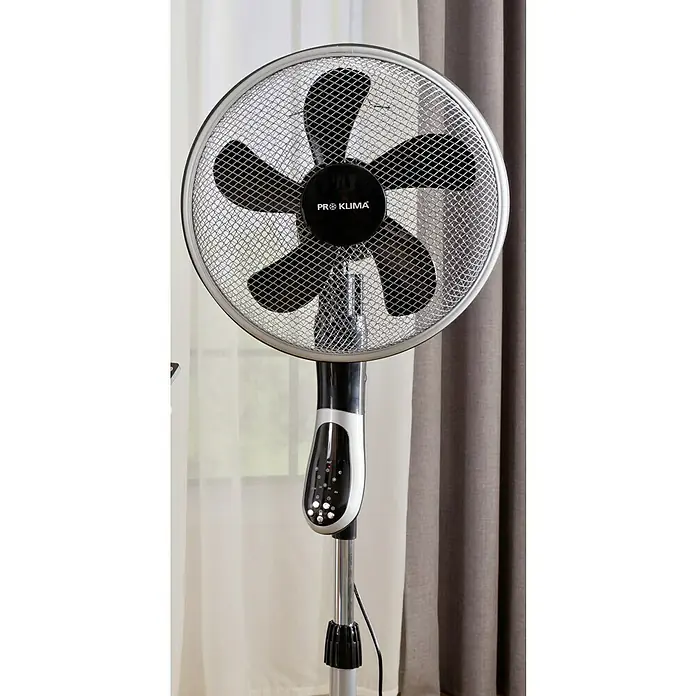 Proklima Standventilator - Silber/Schwarz, 40 cm, 148 cm - Ein Standventilator von Pro Klima, mit einem runden Schutzgitter und fünf Flügeln, der für eine angenehme Kühlung sorgt.