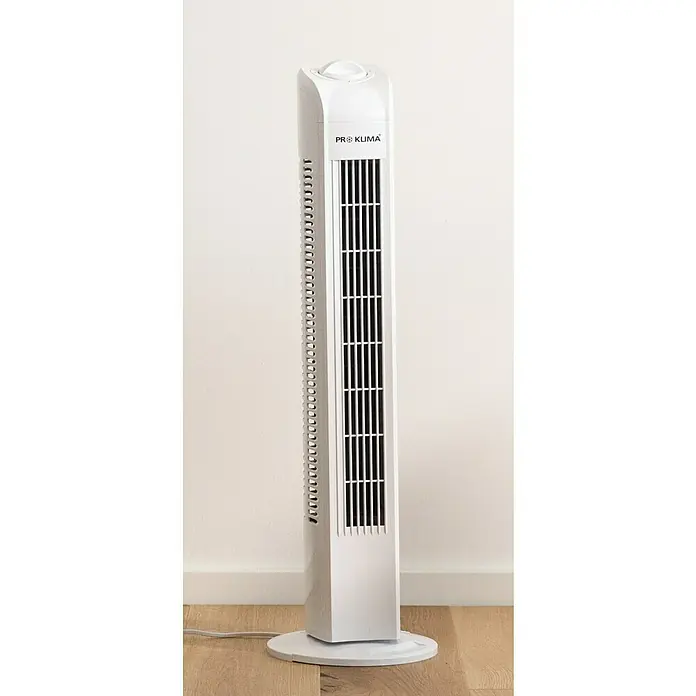 Proklima Turmventilator - Weiß, Höhe: 78 cm, 45 W - Das Bild zeigt einen weißen Pro-Klima Turmventilator vor einer weißen Wand auf einem Holzboden.
