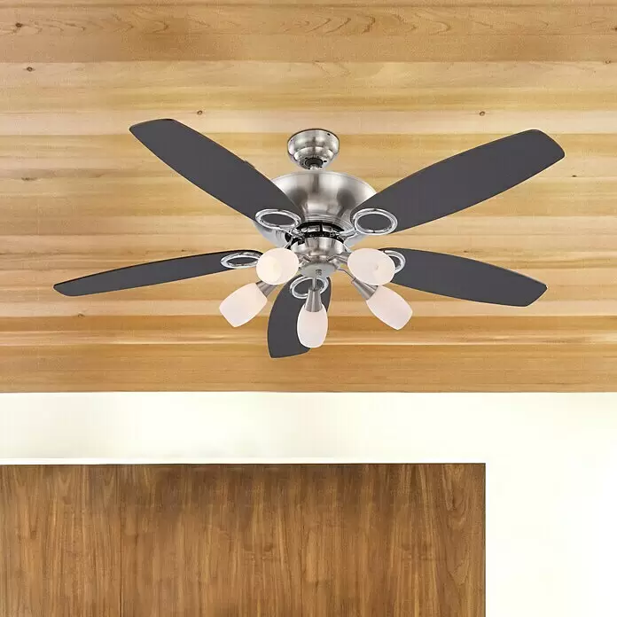 Globo Ventilador de techo Jerry - Níquel mate, Opal, Haya/grafito, 130 cm, 40 W - Ventilador de techo de níquel cepillado con aspas gris oscuro y luces de cristal blanco, montado en un techo de madera.