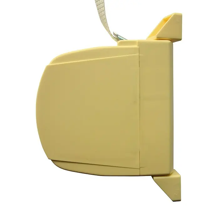 Schellenberg Recogedor de cinta de persiana 50142 - Anchura de la correa: 14 mm, Giratorio 180°, Beige - Primer plano de una caja de persiana beige colgada en una pared blanca, con un cordón en la parte superior.