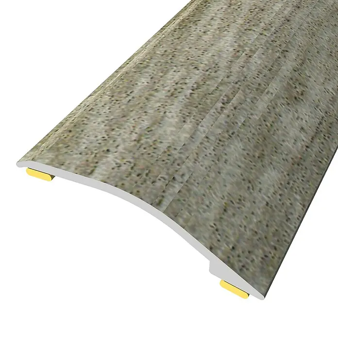 Baglinox Perfil de transición inclinado Nice - 90 cm x 38 mm - Perfil de transición de suelo gris claro texturizado con superficie curva y dos pestañas amarillas de instalación.