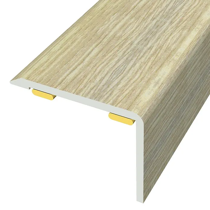 Baglinox Perfil angular Roble polar - L x An x Al: 135 cm x 20 mm x 25 mm, Aluminio - Primer plano de un perfil de borde de escalera con efecto madera clara con clips de fijación dorados.