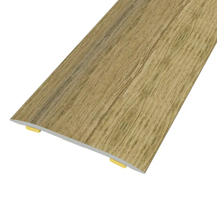 Baglinox Junta de transición E5 Roble - 37 mm x 90 cm, Pegado - Una vista detallada de una tira de transición de piso con aspecto de madera, que ofrece una solución elegante para acabados de suelos.