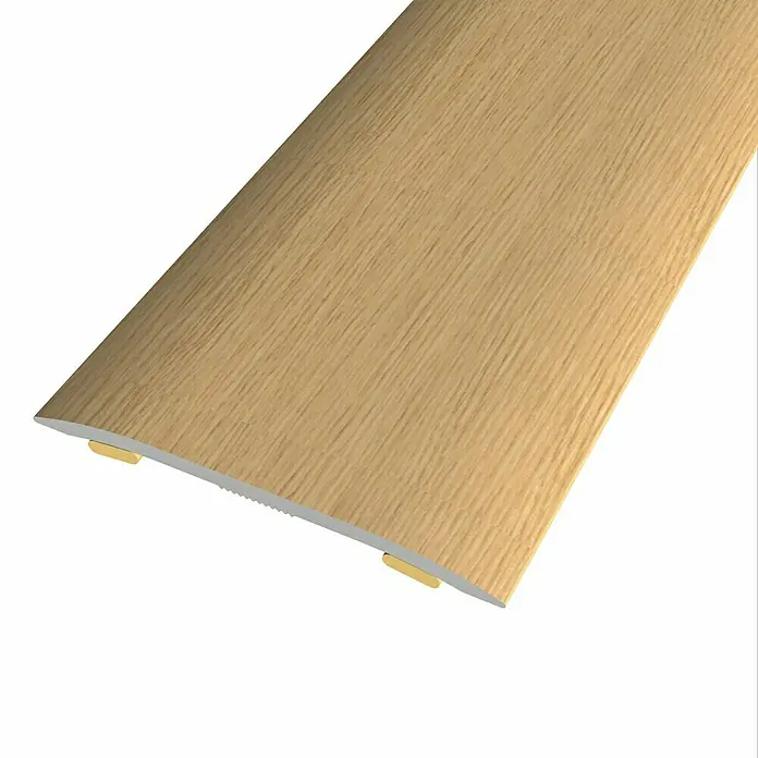 Baglinox Junta de transición Roble europeo - 37 mm x 90 cm, Pegado - Detalle de un perfil de transición marrón claro con textura de madera, ideal para suelos que necesiten una transición sin fisuras.