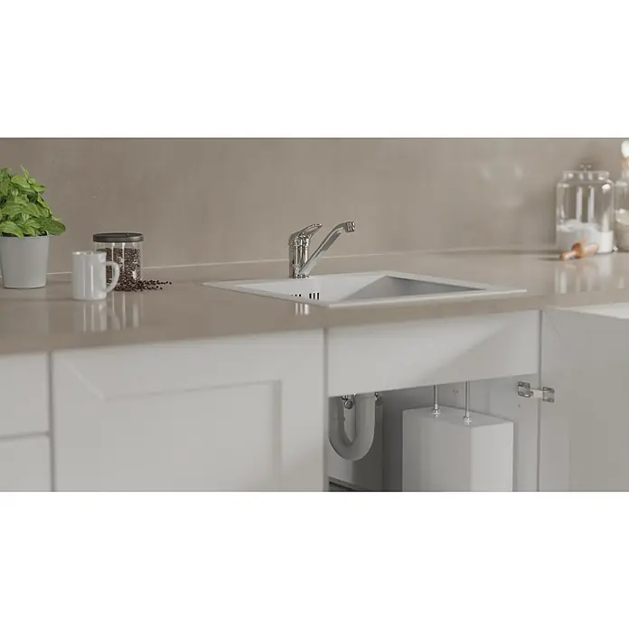 Mixomat Batoni SpültischarmaturNiederdruck, Chrom, Glänzend, Beweglichkeit Auslauf: Schwenkbar - Küchenspüle mit Armatur und weißen Schränken. Die Spüle ist sauber und modern und fügt sich nahtlos in die Arbeitsplatte ein.