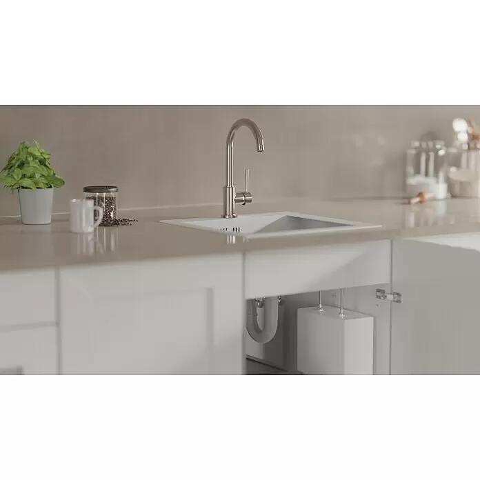 Camargue Merida Spültischarmatur - Niederdruck, Edelstahl - Moderne Küchenspüle mit Metallarmatur und kompaktem weißen Untertisch-Wassersystem.