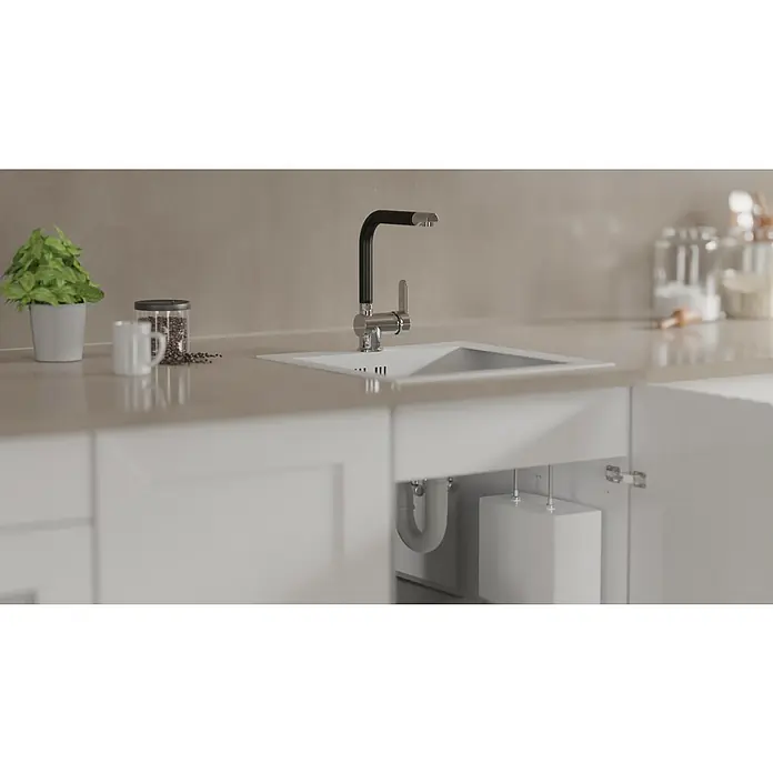 Camargue Spültischarmatur Barcelona - Niederdruck, Schwarz/Chrom, Glänzend - Detailaufnahme einer modernen Küchenspüle mit Armatur, eingebaut in eine weiße Küchenzeile, die Funktionalität und Design vereint.
