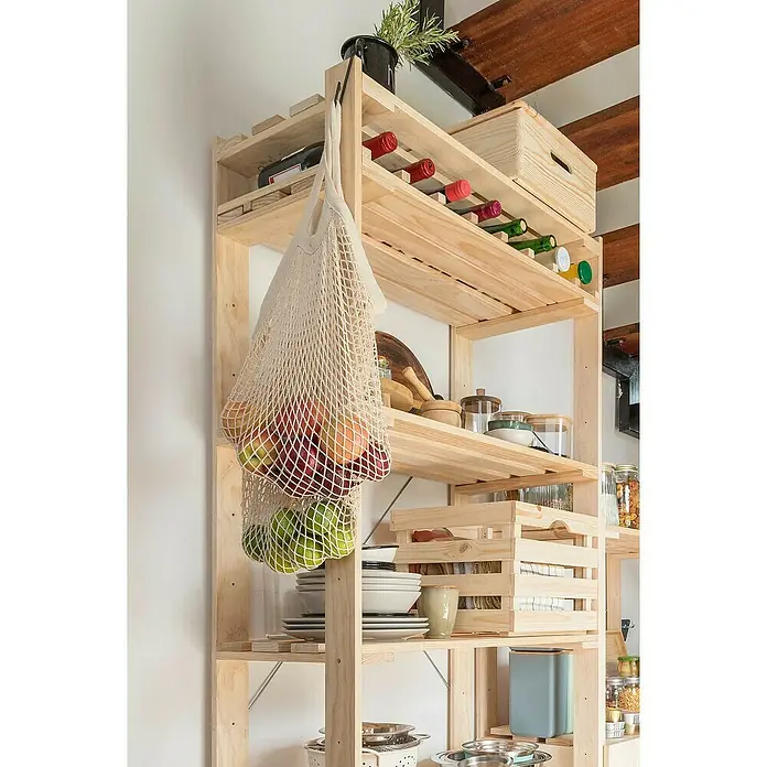 Astigarraga Evolution Botellero - L x An x Al: 37 x 73,5 x 1,5 cm, Madera - Una cocina con una estantería de madera alta y abierta llena de víveres y utensilios, incluyendo una bolsa de red llena de fruta.