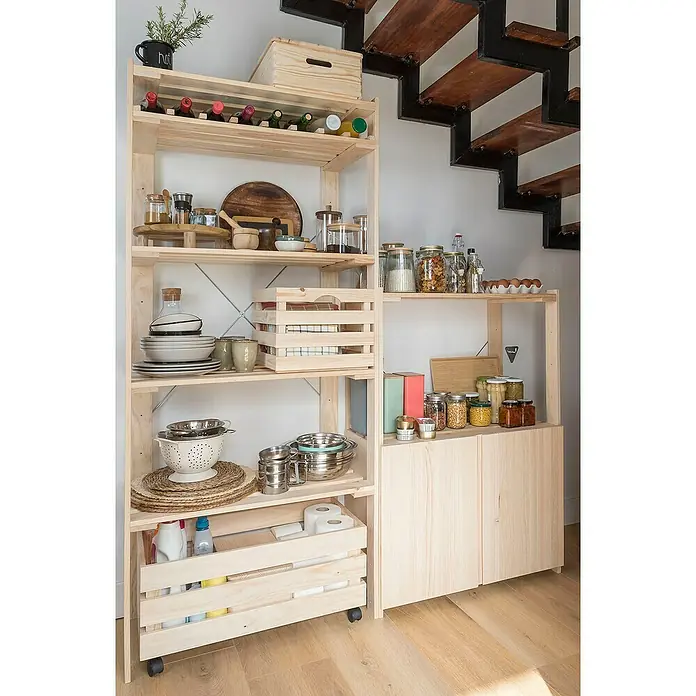 Astigarraga Evolution Botellero - L x An x Al: 37 x 73,5 x 1,5 cm, Madera - Estantería de madera llena de utensilios de cocina y alimentos, incluyendo platos, cristalería, conservas y productos de limpieza. La estantería está sobre un suelo de madera bajo una escalera.