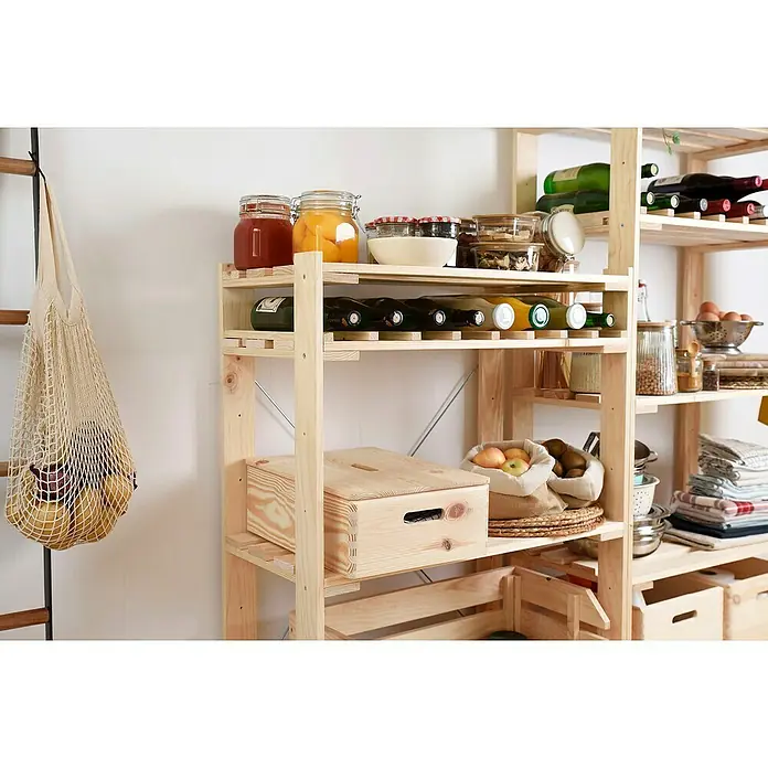 Astigarraga Evolution Botellero - L x An x Al: 37 x 73,5 x 1,5 cm, Madera - Un sistema de estanterías de madera con diversos utensilios de cocina, tarros de conservas, botellas de vino y una bolsa de fruta en el lateral.