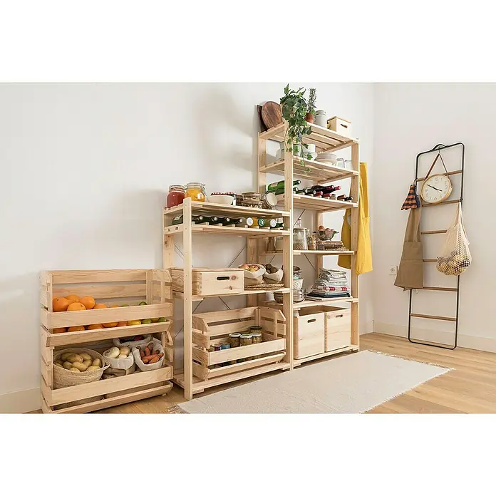 Astigarraga Evolution Estantería de madera - Al x An x Pr: 110 x 76,7 x 38,5 cm, Número de baldas: 3 ud., Atornillado, Natural - Acogedora decoración de cocina con estanterías de cajas de madera llenas de naranjas frescas y patatas, junto a una estantería de madera con vino y cristalería.