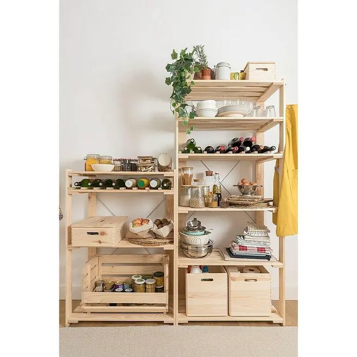 Astigarraga Evolution Estantería de madera - Al x An x Pr: 110 x 76,7 x 38,5 cm, Número de baldas: 3 ud., Atornillado, Natural - Esta imagen muestra una estantería de madera llena de utensilios de cocina, alimentos y elementos decorativos, ofreciendo una solución de almacenamiento organizada y estética.