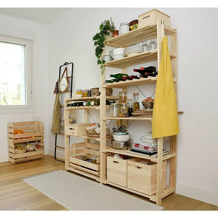 Astigarraga Evolution Estantería de madera - Al x An x Pr: 110 x 76,7 x 38,5 cm, Número de baldas: 3 ud., Atornillado, Natural - Estantería de madera clara llena de utensilios de cocina y alimentos, creando un ambiente cálido y funcional en la habitación.