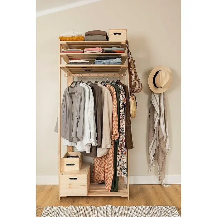 Astigarraga Evolution Perchero - L x An x Al: 38,5 x 76,5 x 174,2 cm, Natural - Armario de madera clara lleno de ropa y accesorios. El armario está bien organizado con estantes, barra para colgar y cajas de almacenamiento.