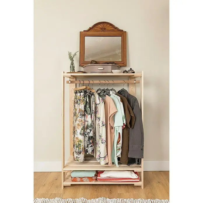 Astigarraga Evolution Perchero - L x An x Al: 38,5 x 76,5 x 174,2 cm, Natural - Un perchero de madera clara con una selección de prendas, incluyendo camisas y pantalones, con un espejo colocado en la estantería superior.