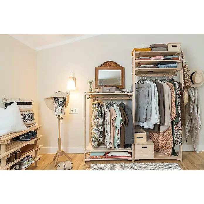 Astigarraga Evolution Perchero - L x An x Al: 38,5 x 76,5 x 174,2 cm, Natural - Un sistema de armario de madera abierto muestra ropa, sombreros y accesorios en una habitación luminosa. Diseño natural.