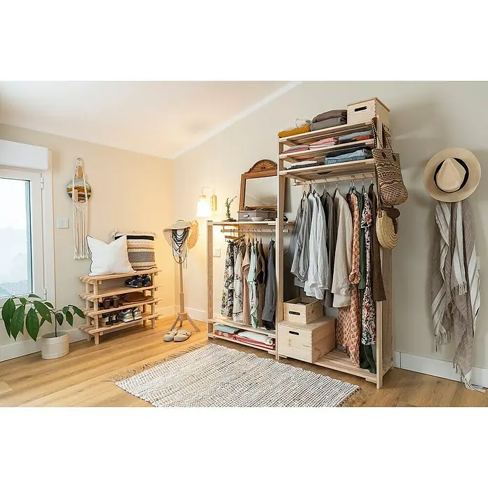 Astigarraga Evolution Perchero - L x An x Al: 38,5 x 76,5 x 174,2 cm, Natural - Armario abierto de madera con ropa, zapatos y accesorios en una habitación luminosa. El armario ofrece un gran espacio de almacenamiento.