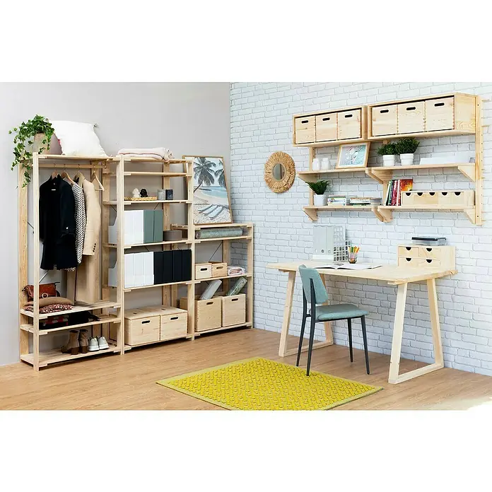 Astigarraga Evolution Estantería de madera - Al x An x Pr: 110 x 76,7 x 38,5 cm, Número de baldas: 3 ud., Atornillado, Natural - Habitación acogedora con estanterías de madera clara y escritorio a juego, complementada con una alfombra amarilla y adornos.