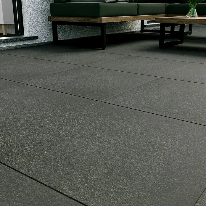 Terrassenfliese Basalt 2.0 - 59,7 x 59,7 x 2 cm, Basaltgrau, Matt - Große, dunkle Bodenfliesen aus Steinzeug mit einer leicht rauen Oberfläche, die eine moderne Terrasse zieren. Ideal für den Außenbereich.