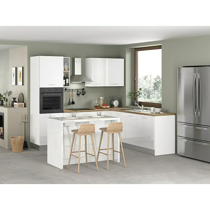 Marinelli Cucine Vormontierte Winkelküche Astrea - B x T: 250 x 160 cm, Weiß, Mit Elektrogeräten, Spüle rechts - Helle, moderne Küche mit weißen Hochglanzfronten, Kochinsel und Edelstahl-Kühlschrank. Die Holzarbeitsplatte sorgt für einen warmen Kontrast.