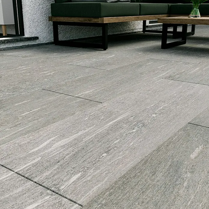 Esterno 20 T by Palazzo Terrassenfliese Davos - 40 x 120 x 2 cm, Greige, Matt - Eine Nahaufnahme von grauen Bodenfliesen mit linearen Mustern, die einen modernen und stilvollen Außenbereich präsentieren. Perfekt für Terrassen.