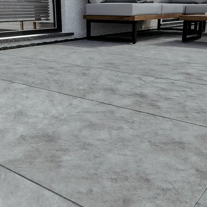 Terrassenfliese Atakama - 59,3 x 59,3 x 2 cm, Hellgrau, Matt - Nahaufnahme von grauen Terrassenfliesen, die eine moderne und stilvolle Außenfläche schaffen. Die Fliesen bieten eine robuste und ästhetische Lösung für jeden Außenbereich.