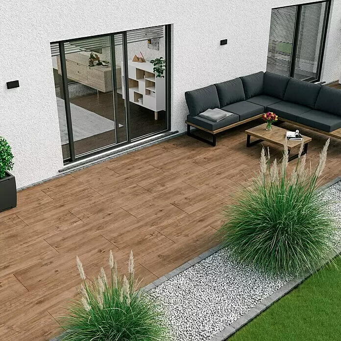 Esterno 20 T by Palazzo Terrassenfliese Harmonie - 40 x 120 x 2 cm, Fichte, Matt - Braune Fliesen in Holzoptik schaffen einen warmen, natürlichen Terrassenboden im Außenbereich.