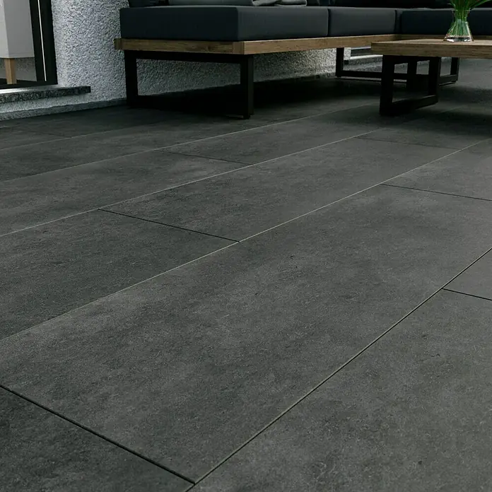 Esterno 20 T by Palazzo Terrassenfliese Basalt - 40 x 120 x 2 cm, Schwarz, Matt - Das Bild zeigt graue Bodenfliesen im Außenbereich, die ein elegantes und modernes Ambiente schaffen. Die Fliesen sind großformatig und wirken sehr hochwertig.