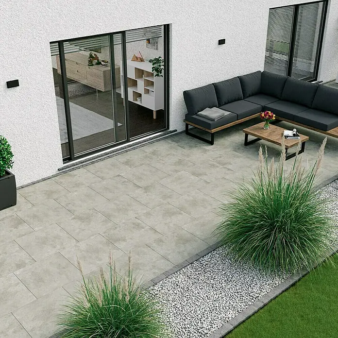 Cersanit Terrassenfliese Metropolis - 59,3 x 59,3 x 2 cm, Light Grey, Matt - Außenaufnahme einer Terrasse mit stilvollen Betonpflastersteinen, die ein modernes Ambiente für Entspannung im Freien schaffen.