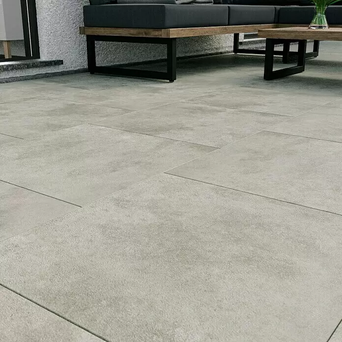 Cersanit Terrassenfliese Metropolis - 59,3 x 59,3 x 2 cm, Light Grey, Matt - Strukturierte hellgraue Terrassenfliesen bilden einen stilvollen Außenboden für eine moderne Sitzecke.