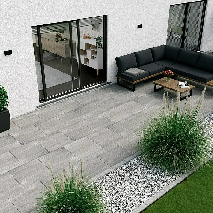 Terrassenfliese Garden Grey Struktur - 59,7 x 59,7 x 2 cm, Grau, Matt - Eine stilvolle Außenterrasse mit grauen Steinplatten, die ein modernes Ambiente schaffen und zum Verweilen einladen. Perfekt für entspannte Stunden im Freien.