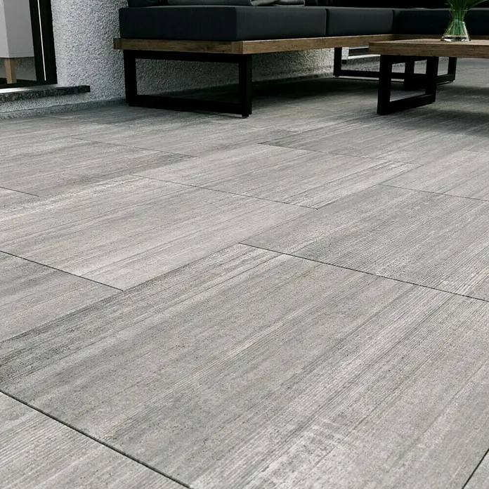 Terrassenfliese Garden Grey Struktur - 59,7 x 59,7 x 2 cm, Grau, Matt - Graue Terrassenfliesen mit Holzoptik verlegt im Außenbereich, ideal für einen modernen und stilvollen Look im Garten.