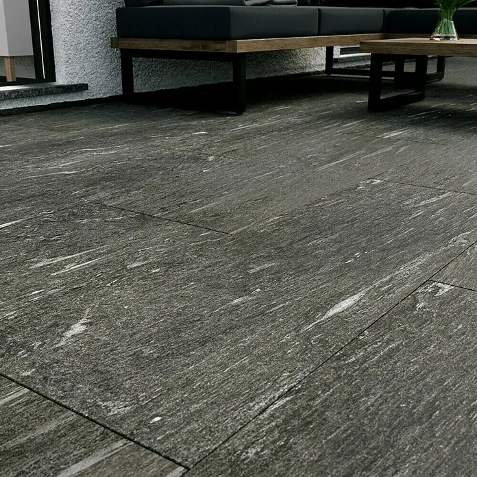 Marazzi Terrassenfliese Esterno 20T Davos - 40 x 120 x 2 cm, Anthrazit, Matt - Die stilvollen, grauen Bodenfliesen mit dezenter Maserung schaffen eine moderne und elegante Atmosphäre im Außenbereich.