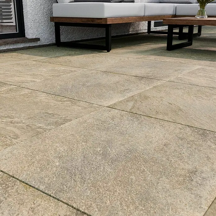 Atlas Concorde Solution Regent Terrassenfliese Ivory - 60 x 60 x 2 cm, Beige/Braun, Matt - Eine Nahaufnahme von beigefarbenen Terrassenfliesen mit subtilen Texturen, die sich ideal für Außenbereiche eignen.