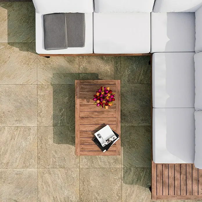 Atlas Concorde Solution Regent Terrassenfliese Ivory - 60 x 60 x 2 cm, Beige/Braun, Matt - Draufsicht auf eine Terrasse mit modernem Lounge-Set, Holztisch mit Blumen und Zeitschriften. Entspannung pur im Freien!
