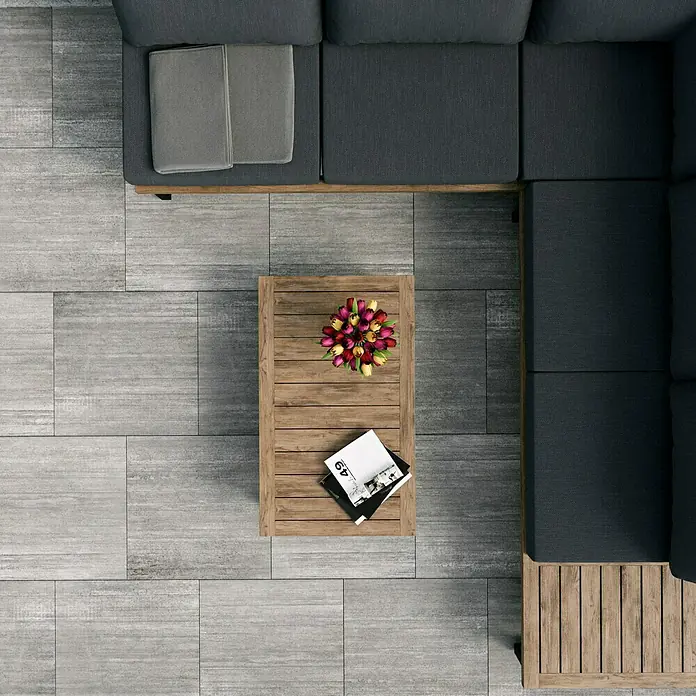 Terrassenfliese Garden Grey Struktur - 59,7 x 59,7 x 2 cm, Grau, Matt - Ein Blick von oben auf ein stilvolles Wohnzimmer mit einem grauen Sofa, einem Holztisch, Blumen und Büchern.