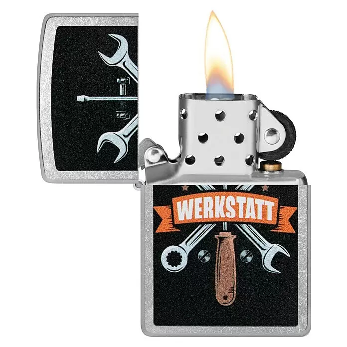 Zippo Sturmfeuerzeug Classic Street Chrome™ - Werkstatt - Ein offenes, brennendes silbernes Feuerzeug mit schwarzem Texturdesign, das Schraubenschlüssel, einen Schraubendreher und ein 'WERKSTATT'-Banner zeigt.