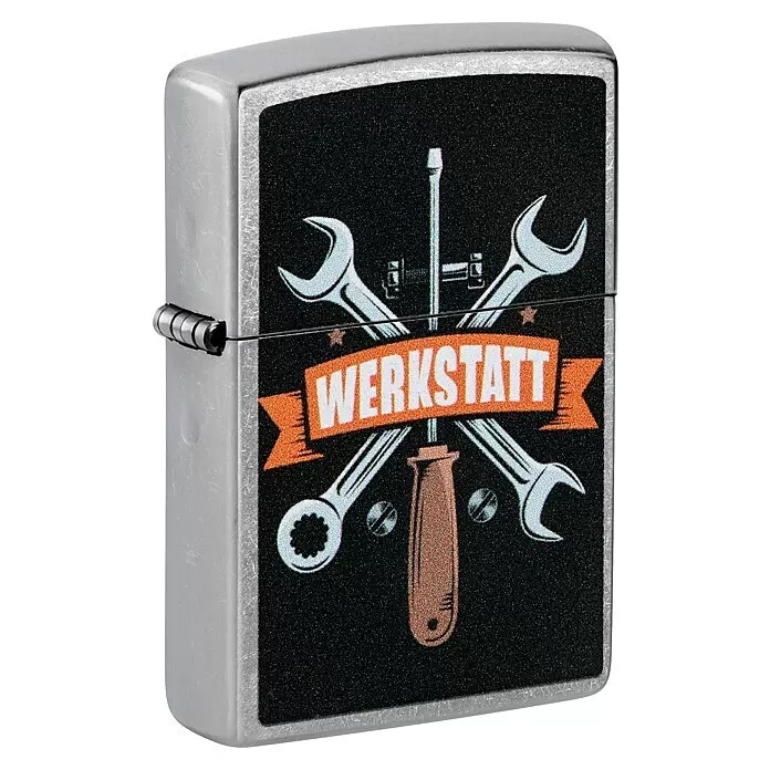 Zippo Sturmfeuerzeug Classic Street Chrome™ - Werkstatt - Silbernes Zippo Feuerzeug mit schwarzem Panel, gekreuzten Schraubenschlüsseln, Schraubendreher und orangefarbenem „WERKSTATT“-Banner.